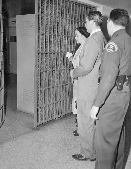 Framed Print : Lila Leeds and Robert Mitchum Being Escorted to Jail Cells
