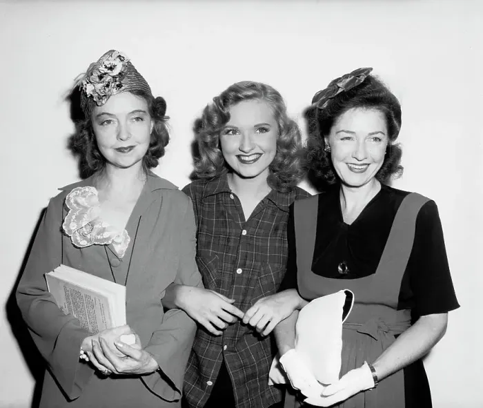 Framed Print : Lillian and Dorothy Gish with Susanna Foster Framed Print : Lillian and Dorothy Gish with Susanna Foster
