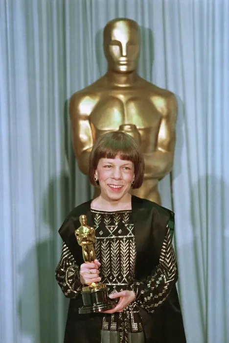 Framed Print : Linda Hunt Holding Oscar Framed Print : Linda Hunt Holding Oscar