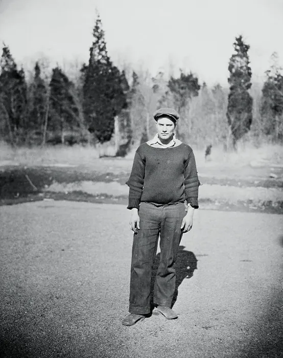 Framed Print : Lindbergh Kidnaping Witness Along Roadside Framed Print : Lindbergh Kidnaping Witness Along Roadside