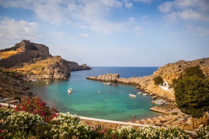 Framed Print : Lindos. Acropolis overlooking turquoise waters of Lindos Bay near the town