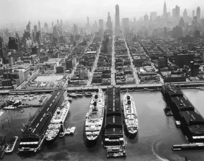 Framed Print : Liners In New York Framed Print : Liners In New York