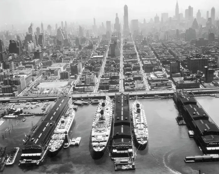 Framed Print : Liners In New York Framed Print : Liners In New York