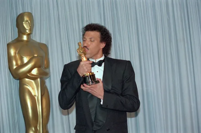 Framed Print : Lionel Richie Kissing Oscar Framed Print : Lionel Richie Kissing Oscar