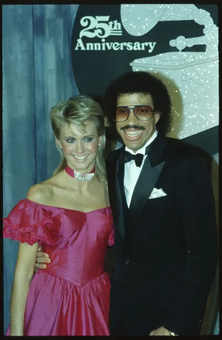 Framed Print : Lionel Ritchie and Olivia Newton John on Stage Framed Print : Lionel Ritchie and Olivia Newton John on Stage