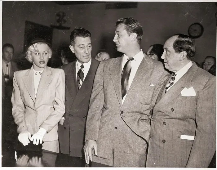 Framed Print : Lita Leeds, Robert Mitchum and Lawyers Framed Print : Lita Leeds, Robert Mitchum and Lawyers