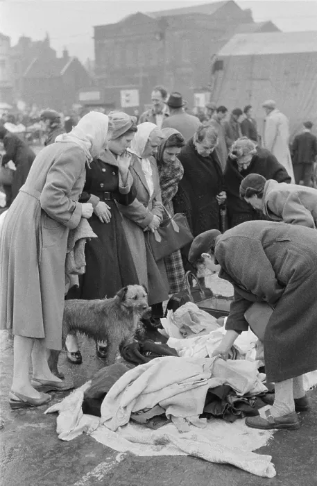 Framed Print : Liverpool Shoppers Framed Print : Liverpool Shoppers