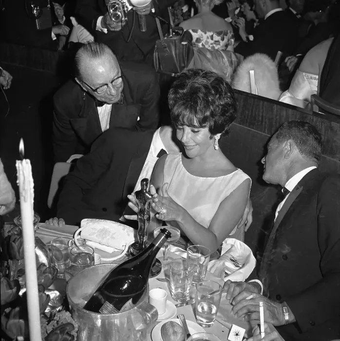 Framed Print : Liz Taylor Celebrating Her Oscar Win Framed Print : Liz Taylor Celebrating Her Oscar Win