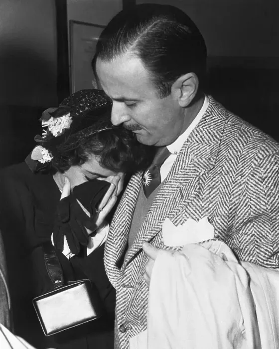 Framed Print : Liz Taylor Crying On Man'S Shoulder Framed Print : Liz Taylor Crying On Man'S Shoulder