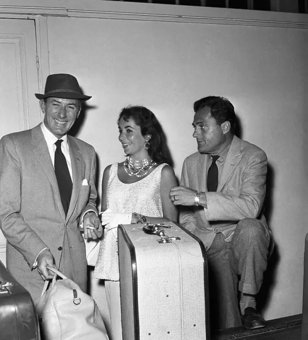 Framed Print : Liz Taylor with Husband's Mike Todd and Michael Wilding Framed Print : Liz Taylor with Husband's Mike Todd and Michael Wilding
