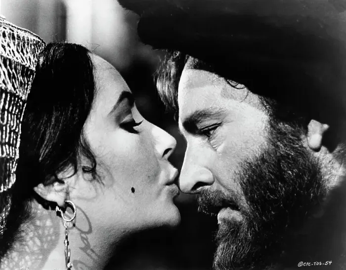 Framed Print : Liz Taylor Kisses Richard Burton / Movie Framed Print : Liz Taylor Kisses Richard Burton / Movie