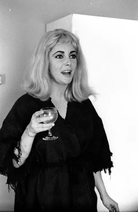 Framed Print : Liz Taylor Portrait Session In Blonde Wig Framed Print : Liz Taylor Portrait Session In Blonde Wig