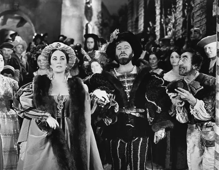 Framed Print : Liz Taylor, R Burton In'Taming Of The Shr Framed Print : Liz Taylor, R Burton In'Taming Of The Shr