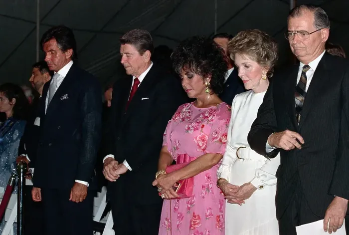 Framed Print : Liz Taylor and Reagan at AIDS Benefit Framed Print : Liz Taylor and Reagan at AIDS Benefit