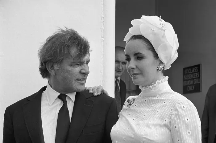 Framed Print : Liz Taylor and Richard Burton Framed Print : Liz Taylor and Richard Burton