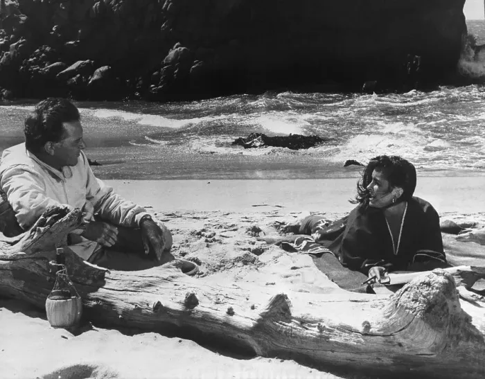 Framed Print : Liz Taylor and Richard Burton on Beach Framed Print : Liz Taylor and Richard Burton on Beach