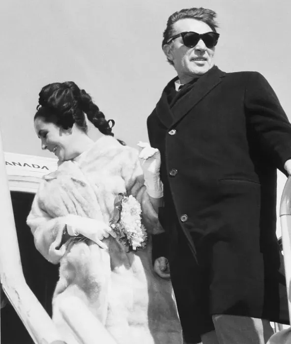 Framed Print : Liz Taylor and Richard Burton Honeymooning Framed Print : Liz Taylor and Richard Burton Honeymooning