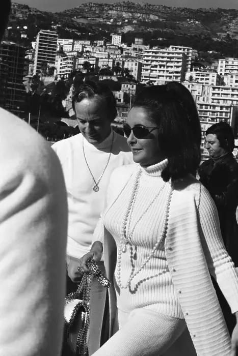 Framed Print : Liz Taylor in Sunglasses Walks with Men Framed Print : Liz Taylor in Sunglasses Walks with Men