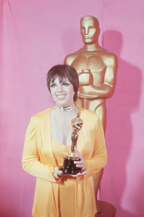 Framed Print : Liza Minneli Holds Her Oscar, Smiling Framed Print : Liza Minneli Holds Her Oscar, Smiling