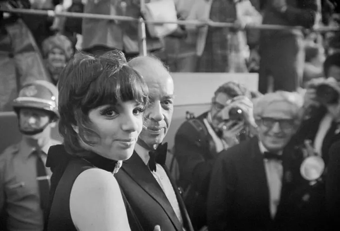 Framed Print : Liza Minnelli Arriving with Father Vincente