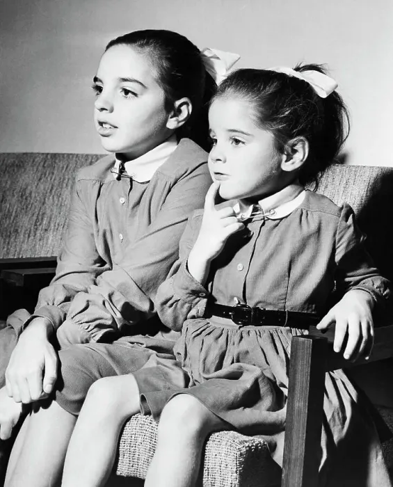 Framed Print : Liza Minnelli and Lorna Luft Watching Wizard of Oz Framed Print : Liza Minnelli and Lorna Luft Watching Wizard of Oz