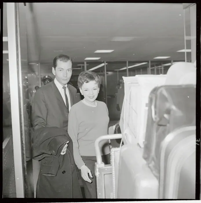 Framed Print : Liza Minnelli and Peter Allen Arriving in Airport Framed Print : Liza Minnelli and Peter Allen Arriving in Airport