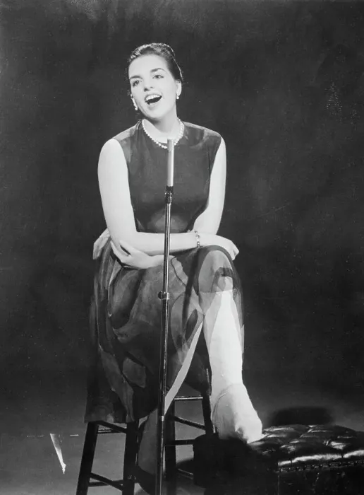 Framed Print : Liza Minnelli Singing with Broken Foot Framed Print : Liza Minnelli Singing with Broken Foot