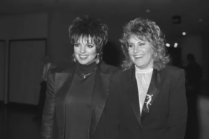 Framed Print : Liza Minnelli with Sister Lorna Luft Framed Print : Liza Minnelli with Sister Lorna Luft