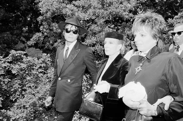Framed Print : Liza Minnelli with Stepmother and Michael Jackson Framed Print : Liza Minnelli with Stepmother and Michael Jackson