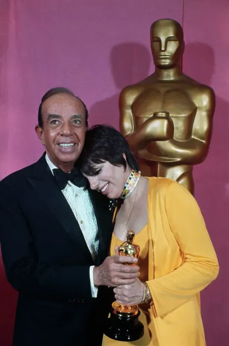 Framed Print : Liza and Vincent Minnelli Standing Near Large Oscar Replica Framed Print : Liza and Vincent Minnelli Standing Near Large Oscar Replica