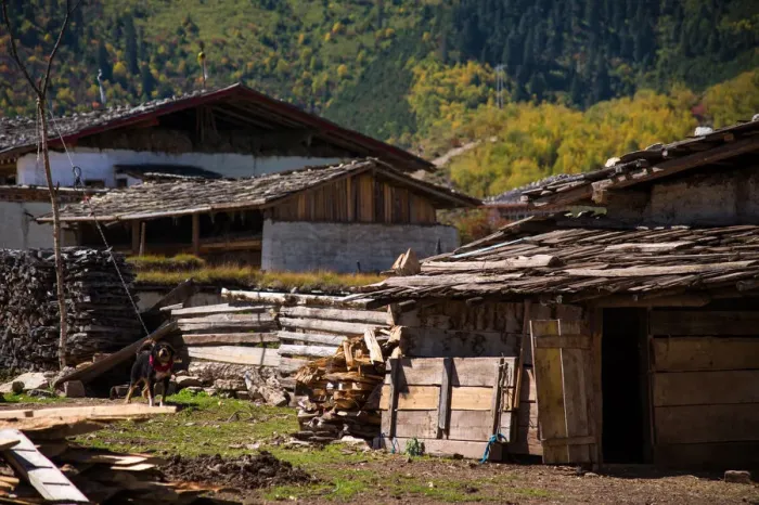 Framed Print : Local tibetan house in Mainland