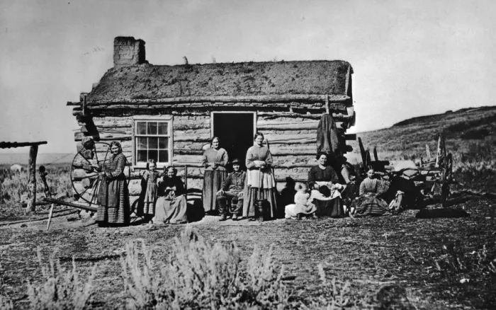 Framed Print : Log Cabin. Women and children outside a log cabin. (Photo by Hulton Archive / Getty Images) Framed Print : Log Cabin. Women and children outside a log cabin. (Photo by Hulton Archive / Getty Images)