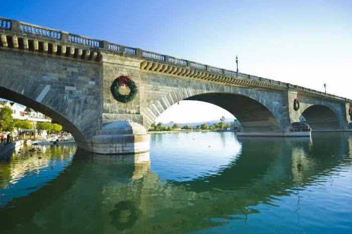 Framed Print : London Bridge with holiday wreaths, Arizona, USA Framed Print : London Bridge with holiday wreaths, Arizona, USA