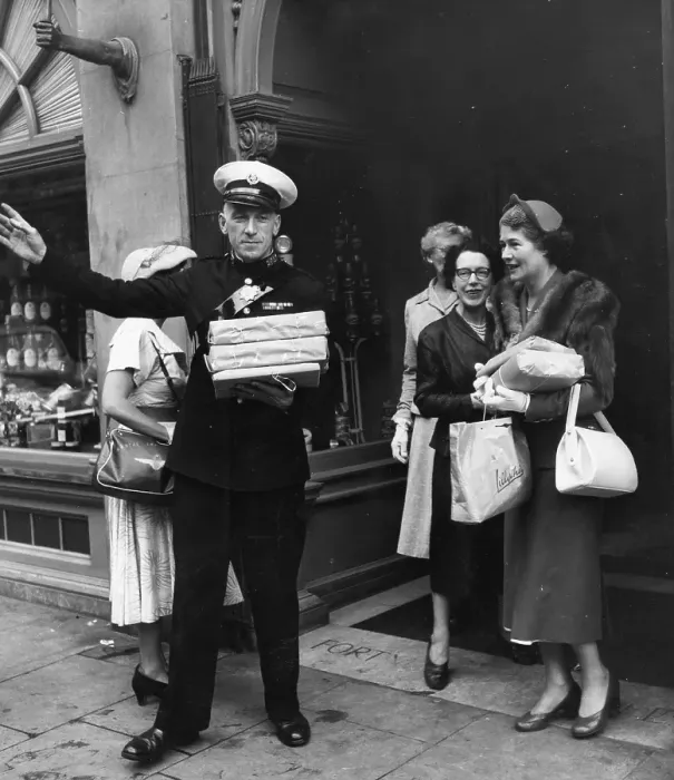 Framed Print : London Shoppers