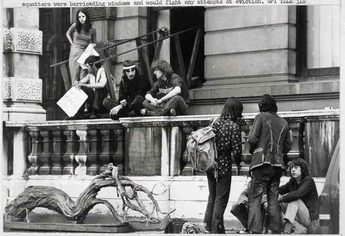 Framed Print : London Squatters In Front Of a Building Framed Print : London Squatters In Front Of a Building