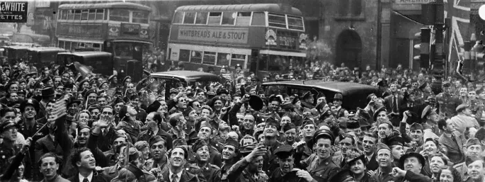 Framed Print : Londoners Celebrating End of War Framed Print : Londoners Celebrating End of War