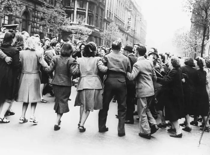 Framed Print : Londoners Dancing In The Streets Framed Print : Londoners Dancing In The Streets