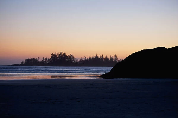 Long Beach At Sunset A Surfers Paradise In Pacific Rim National Park Near Tofino