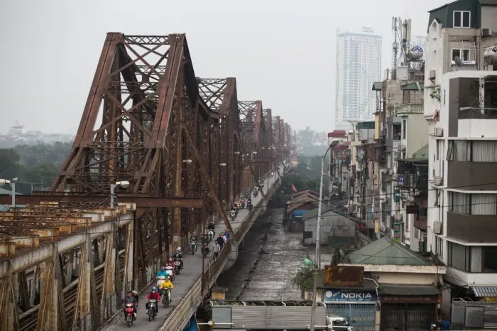 Framed Print : Long Bien bridge, Hanoi, Vietnam Framed Print : Long Bien bridge, Hanoi, Vietnam
