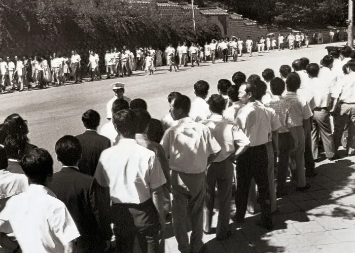 Framed Print : Long Lines Tributing Slain First Lady