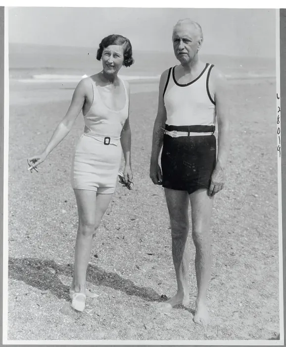 Framed Print : Lord and Lady Sackville on the Beach Framed Print : Lord and Lady Sackville on the Beach