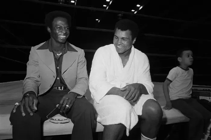 Framed Print : Lou Brock Sitting with Muhammad Ali Framed Print : Lou Brock Sitting with Muhammad Ali