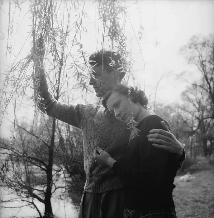 Framed Print : In Love. 23rd May 1953: A young couple in love Framed Print : In Love. 23rd May 1953: A young couple in love