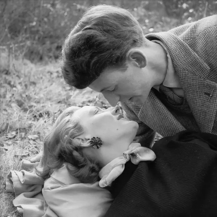 Framed Print : In Love. 23rd May 1953: A young couple in love Framed Print : In Love. 23rd May 1953: A young couple in love