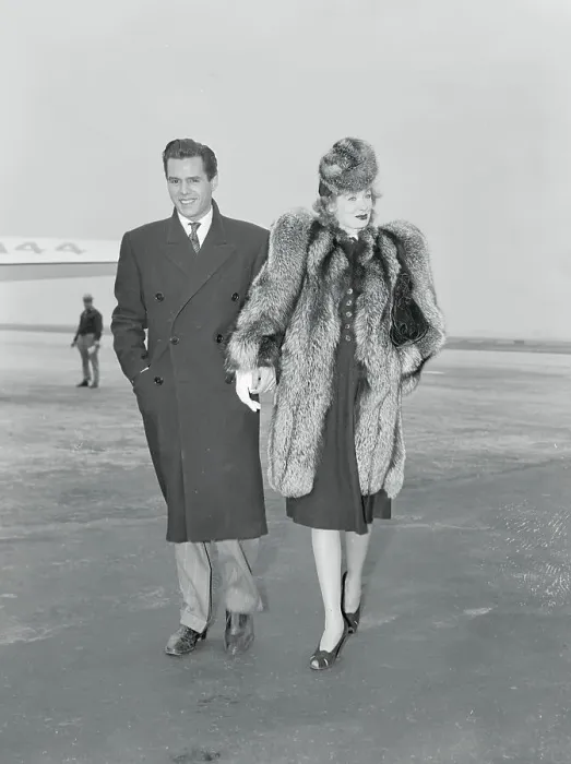 Framed Print : Lucille Ball and Desi Arnaz WEalking Framed Print : Lucille Ball and Desi Arnaz WEalking