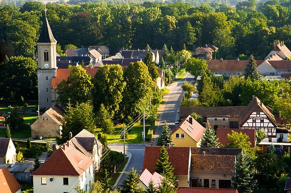 Luftaufnahme typische Darf in der Lausitz mit Kirche