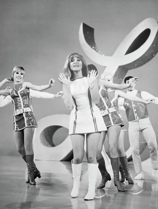 : Lulu Singing and Dancing on Stage : Lulu Singing and Dancing on Stage