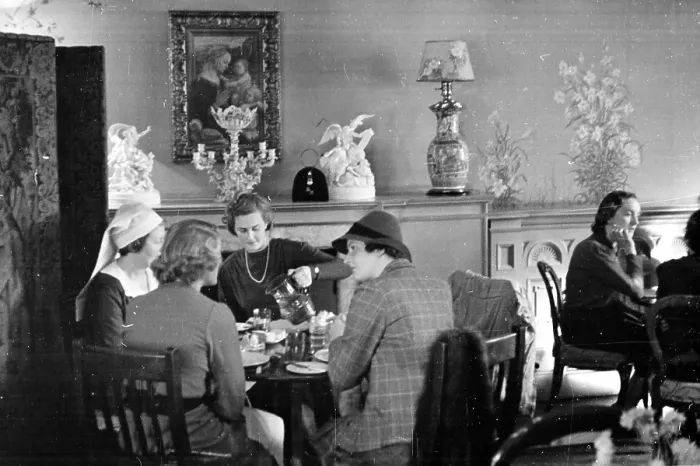 Framed Print : Lunchtime. 10th December 1938: Lunch is prepared by those girls studying Framed Print : Lunchtime. 10th December 1938: Lunch is prepared by those girls studying