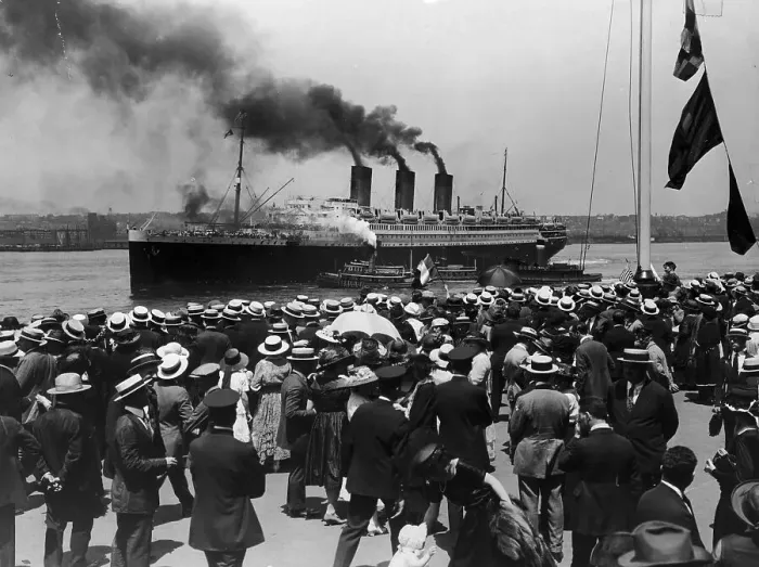 Framed Print : Luxury Liner SS Paris launches from port in New York City