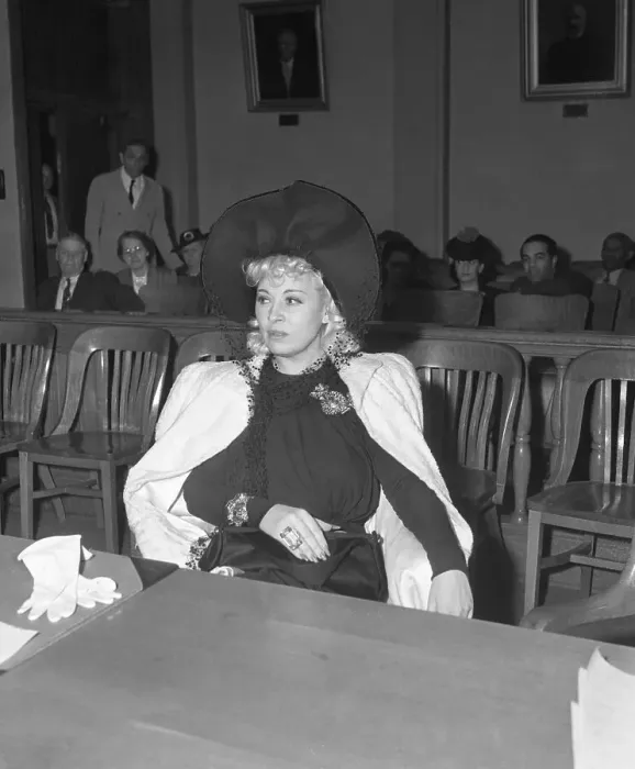 Framed Print : Mae West Sitting in Court Framed Print : Mae West Sitting in Court